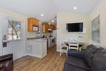 Premium Cottage, 2 Bedrooms (Pets Allowed, Linens Include)