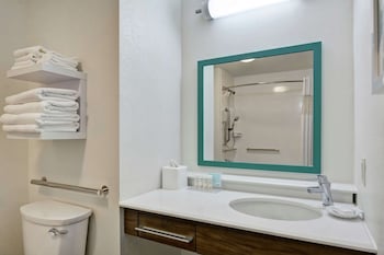 Apartment, 1 King Bed, Accessible, Bathtub (Mobility)