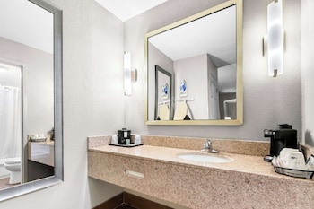 Standard Room, 1 Queen Bed, Non Smoking, Refrigerator & Microwave