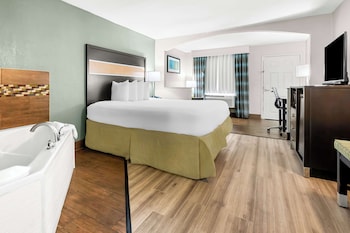 Suite, 1 King Bed, Non Smoking, Jetted Tub