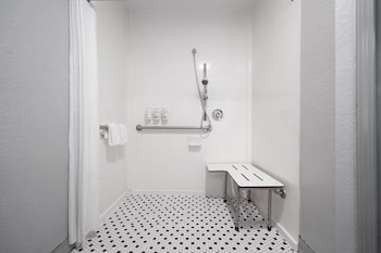 Deluxe Room, 1 King Bed, Accessible, Non Smoking