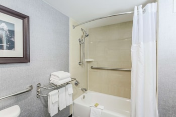 Room, 2 Queen Beds, Accessible, Bathtub