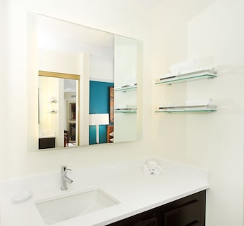 Studio, 1 Queen Bed with Sofa bed (Mobility Accessible, Tub)