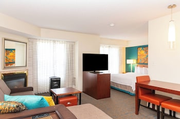 Studio, 1 Queen Bed with Sofa bed (Pure)