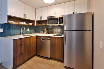 Studio Suite, 1 King Bed, Accessible Bathtub, Kitchen (Mobility)