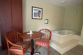 Suite, 1 King Bed, Non Smoking, Jetted Tub