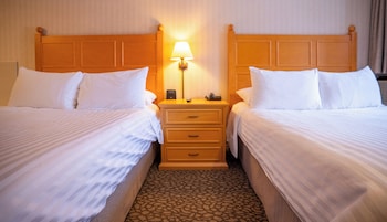 Premium Studio, 2 Queen Beds, Balcony, Mountain View - No Pets Allowed