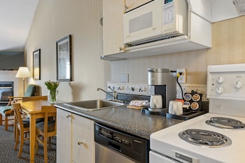 Deluxe Studio Suite, 1 Queen Bed with Sofa bed, Kitchenette