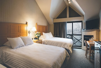Premium Studio, 2 Queen Beds, Balcony, Mountain View - No Pets Allowed