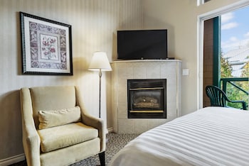Premium Studio Suite, 1 Queen Bed with Sofa bed, Balcony, Mountain View - No Pets Allowed