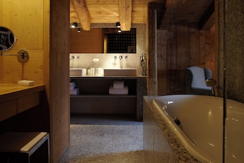 Suite with room for 1 child