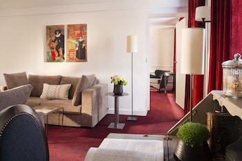 Suite, 1 King Bed with Sofa bed