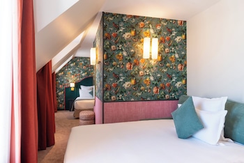 Family Room, 1 Queen Bed with Sofa bed, City View