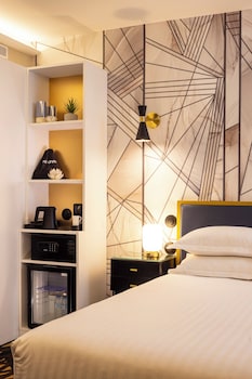 2 Adjacent Rooms