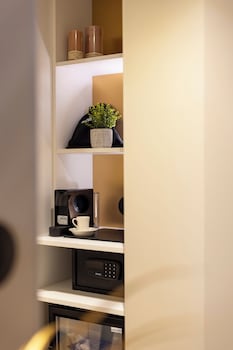 2 Adjacent Rooms