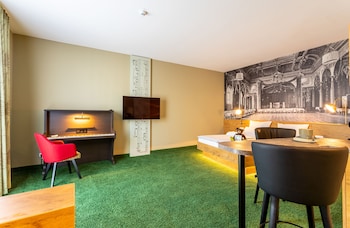 ROOMY Large Double Room with kitchenette