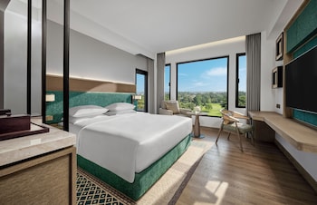 Premier Room, 1 King Bed, Balcony, Golf View
