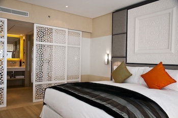 Junior Suite, 1 King Bed, Club Lounge Access