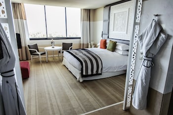 Junior Suite, 1 King Bed, Club Lounge Access