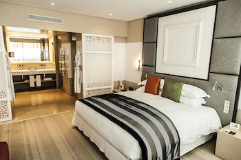 Junior Suite, 1 King Bed, Club Lounge Access