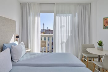 Studio, Balcony