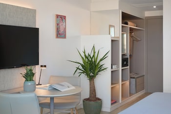 Studio, Balcony