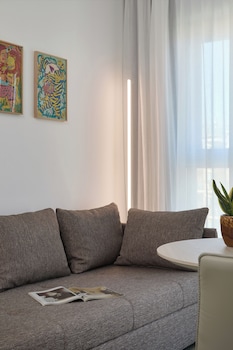 Townhome, Connecting Rooms (The Studio City View 4+1)