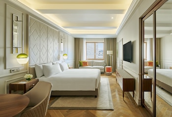 Premium Room, 1 King Bed, Corner