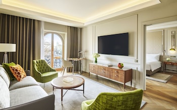Suite, 1 King Bed, City View