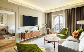 Suite, 1 King Bed, City View