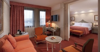 Junior Suite, 1 King Bed, Non Smoking (Living Room)