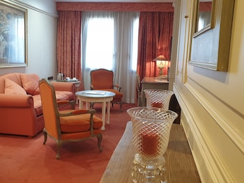 Junior Suite, 1 King Bed, Non Smoking (Living Room)