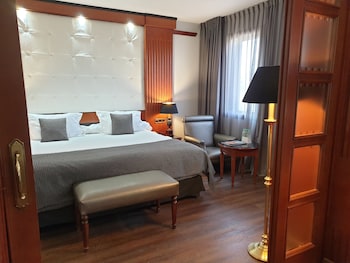 Junior Suite, 1 King Bed, Non Smoking (Living Room)