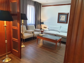 Junior Suite, 1 King Bed, Non Smoking (Living Room)