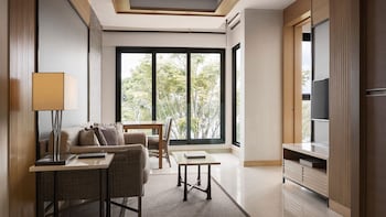 One Bedroom Suite Ocean View Coral Lounge