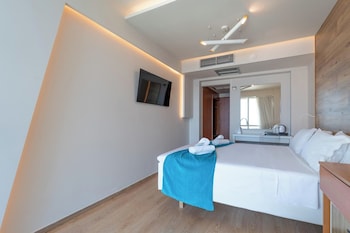 Partial Sea View and Pool Room