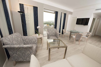Executive Suite, 1 King Bed, Club Lounge Access