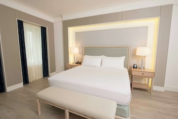 Executive Suite, 1 King Bed, Club Lounge Access