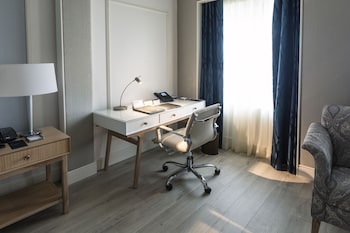 Deluxe Room, 1 King Bed