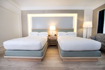 Suite, 2 Queen Beds, Accessible