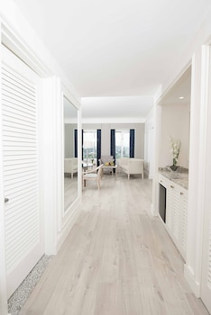 Executive Suite, 1 King Bed, Club Lounge Access