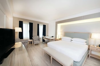 Executive Room, 1 King Bed, Club Lounge Access