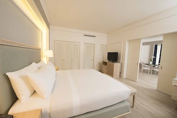 Executive Suite, 1 King Bed, Club Lounge Access