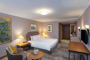 Club Room King Bed