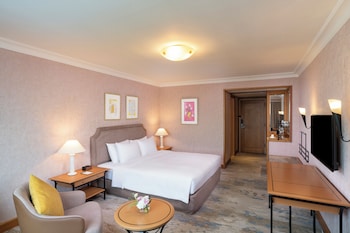 Grand Deluxe King Lake View