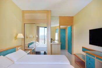 Standard Room (Lateral Sea View (2AD+1CH))
