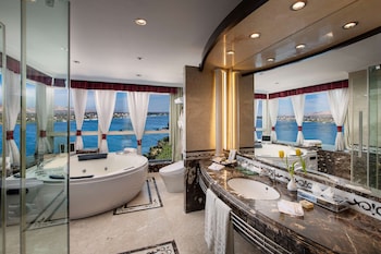 Ambassador Suite - Direct Front Nile View