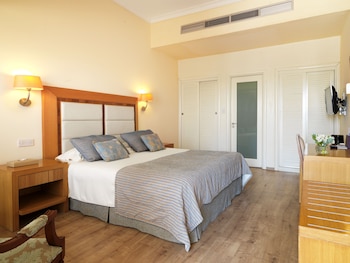 Superior Cabin, Pool Access, Garden View