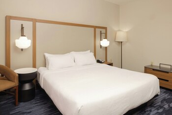 Room, 1 King Bed, Hearing Accessible (Roll-in Shower)