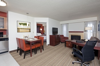 Suite, 2 Bedrooms (Mobility/Hearing Access, Roll-In Shwr)